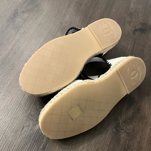 CHANEL 22C Braided Knit Crochet Two Tone CC Flat Espadrille Sandals - Picture 4 of 8